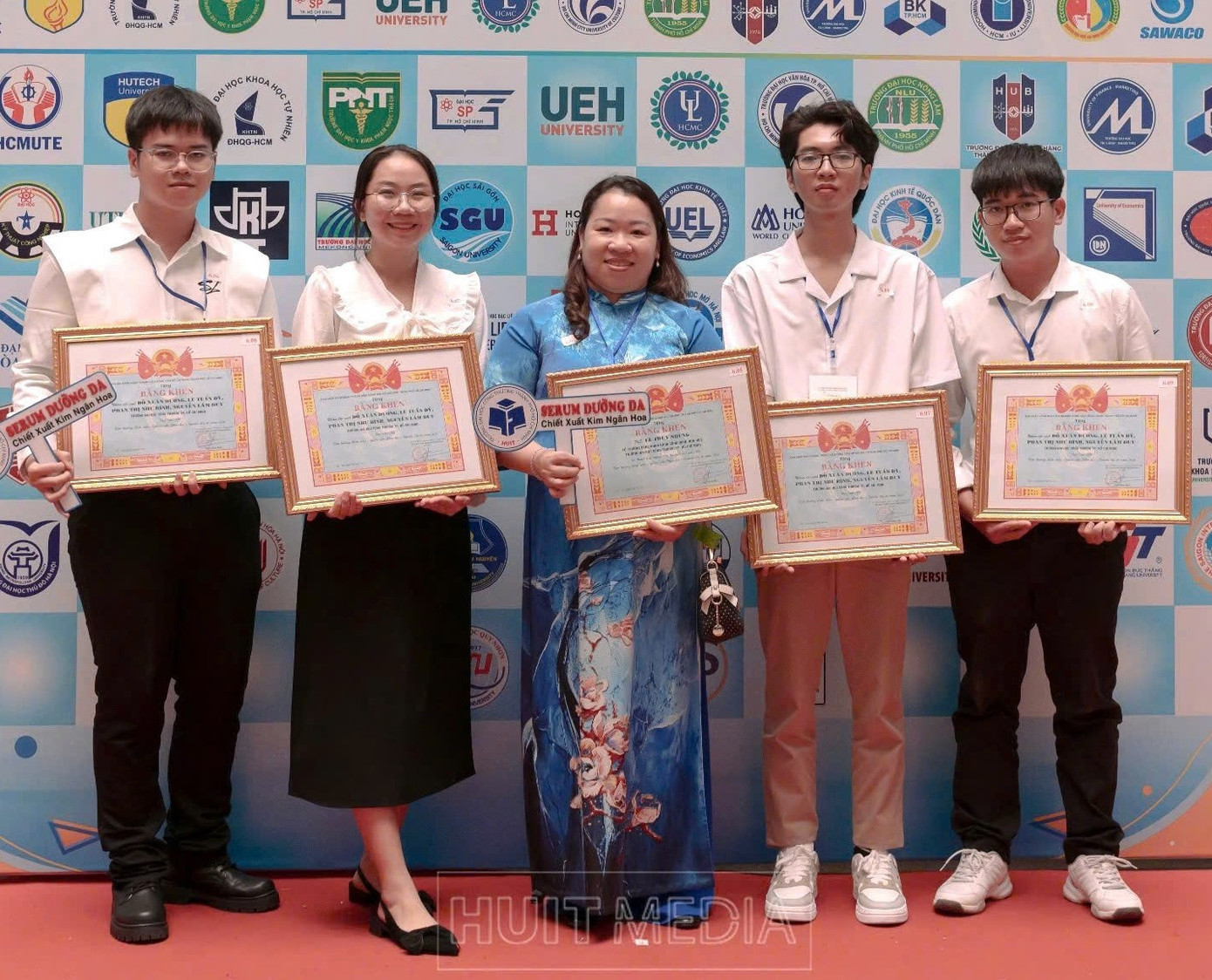 Nhóm giành giải Nhì lĩnh vực Hoá học tại cuộc thi Euréka lần thứ 26. Nhóm giành giải Nhì lĩnh vực Hoá học tại cuộc thi Euréka lần thứ 26.