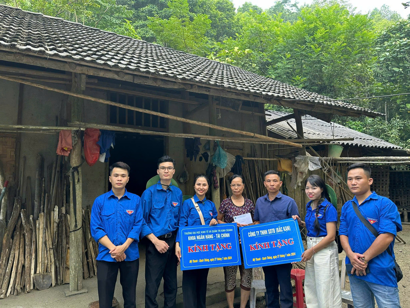 Mười (thứ hai, từ trái sang) tích cực tham gia các hoạt động tình nguyện tại trường. Mười (thứ hai, từ trái sang) tích cực tham gia các hoạt động tình nguyện tại trường.