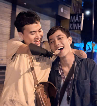 Anh Nguyễn Văn Tiến và Nguyễn Ngọc Nhứt sử dụng Bộ khớp trong sinh hoạt thường ngày. Anh Nguyễn Văn Tiến và Nguyễn Ngọc Nhứt sử dụng Bộ khớp trong sinh hoạt thường ngày.