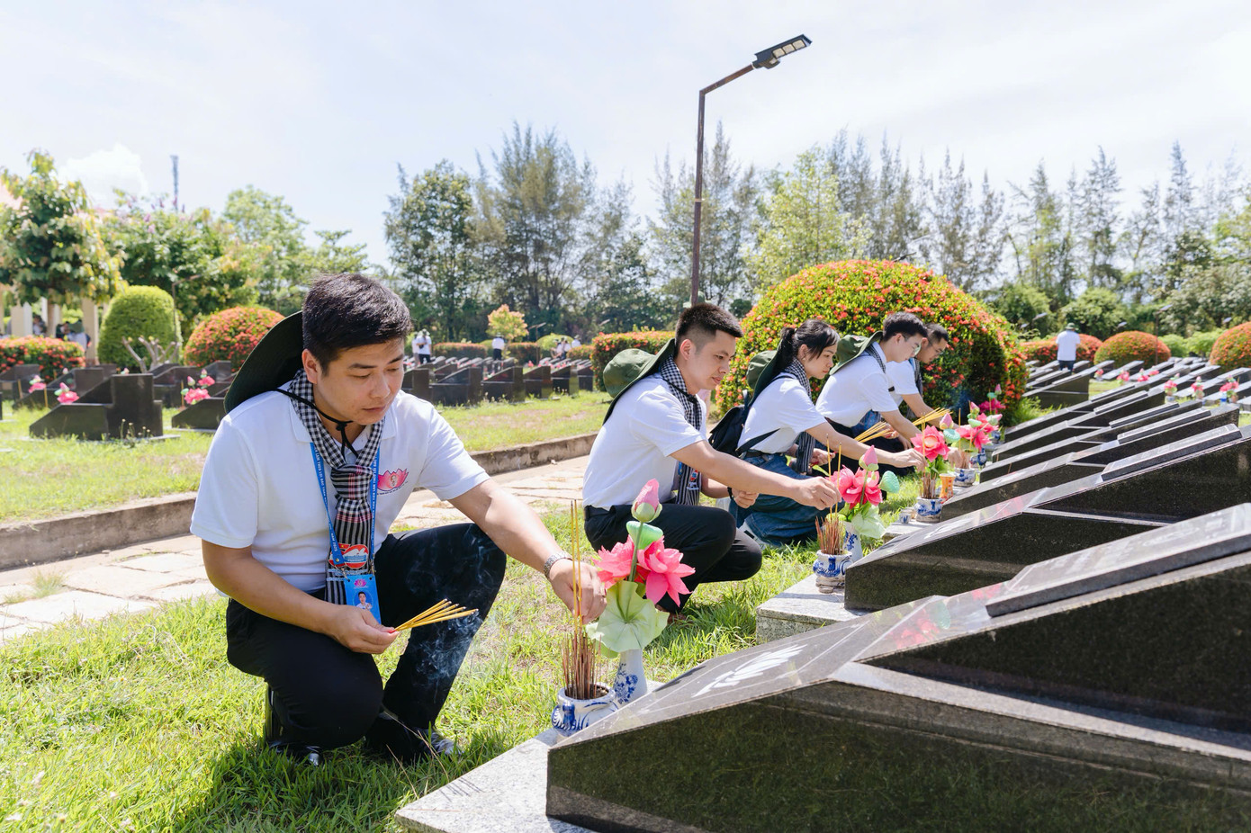 &apos;Thanh niên tiên tiến làm theo lời Bác&apos; thắp nhang các phần mộ liệt sĩ.
