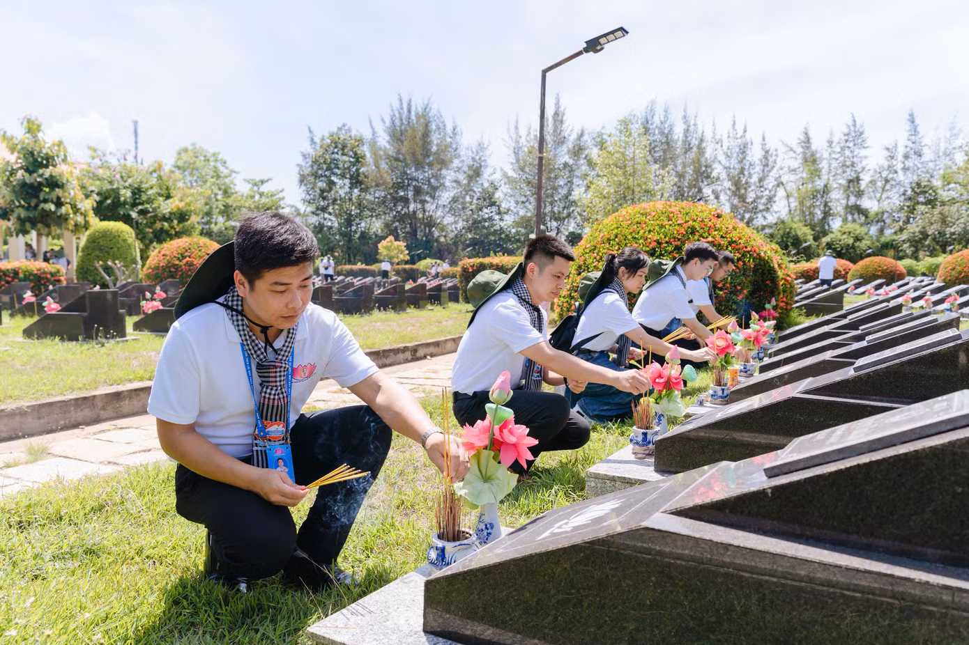 'Thanh niên tiên tiến làm theo lời Bác' thắp nhang các phần mộ liệt sĩ.