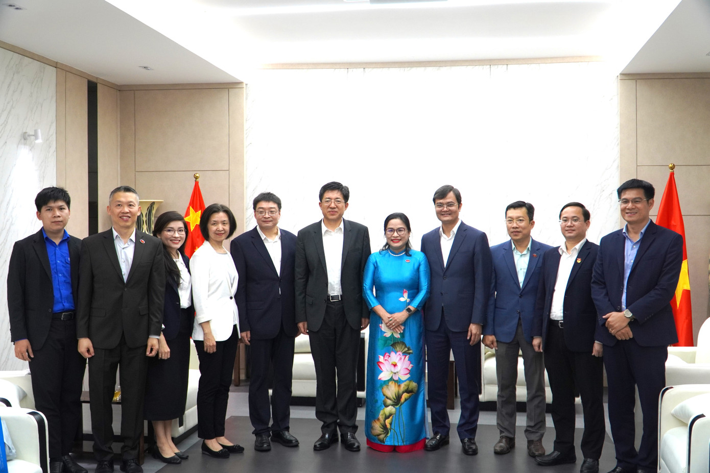 Đoàn đại biểu cấp cao Đoàn TNCS Trung Quốc, lãnh đạo T.Ư Đoàn TNCS Hồ Chí Minh cùng chụp ảnh lưu niệm với lãnh đạo trường ĐH KHXH&NV (ĐHQG Hồ Chí Minh). Đoàn đại biểu cấp cao Đoàn TNCS Trung Quốc, lãnh đạo T.Ư Đoàn TNCS Hồ Chí Minh cùng chụp ảnh lưu niệm với lãnh đạo trường ĐH KHXH&NV (ĐHQG Hồ Chí Minh).