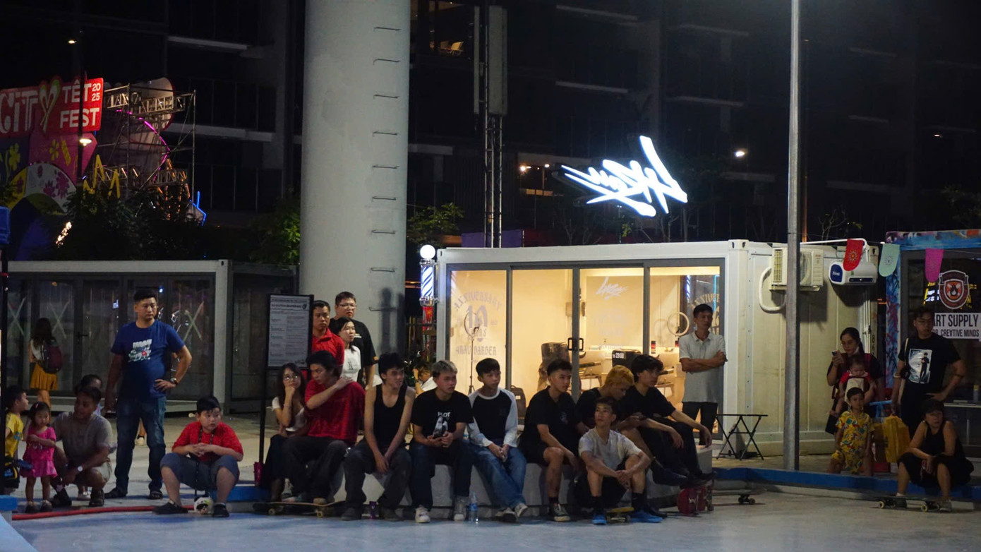 Khán giả chăm chú theo dõi cuộc thi. Khán giả chăm chú theo dõi cuộc thi.