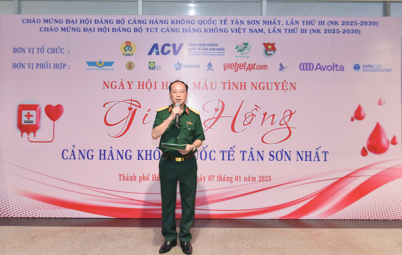 Đại tá Nguyễn Văn Tuấn - Chủ nhiệm chính trị Bệnh viện Quân Y 175 phát biểu tại chương trình. Đại tá Nguyễn Văn Tuấn - Chủ nhiệm chính trị Bệnh viện Quân Y 175 phát biểu tại chương trình.