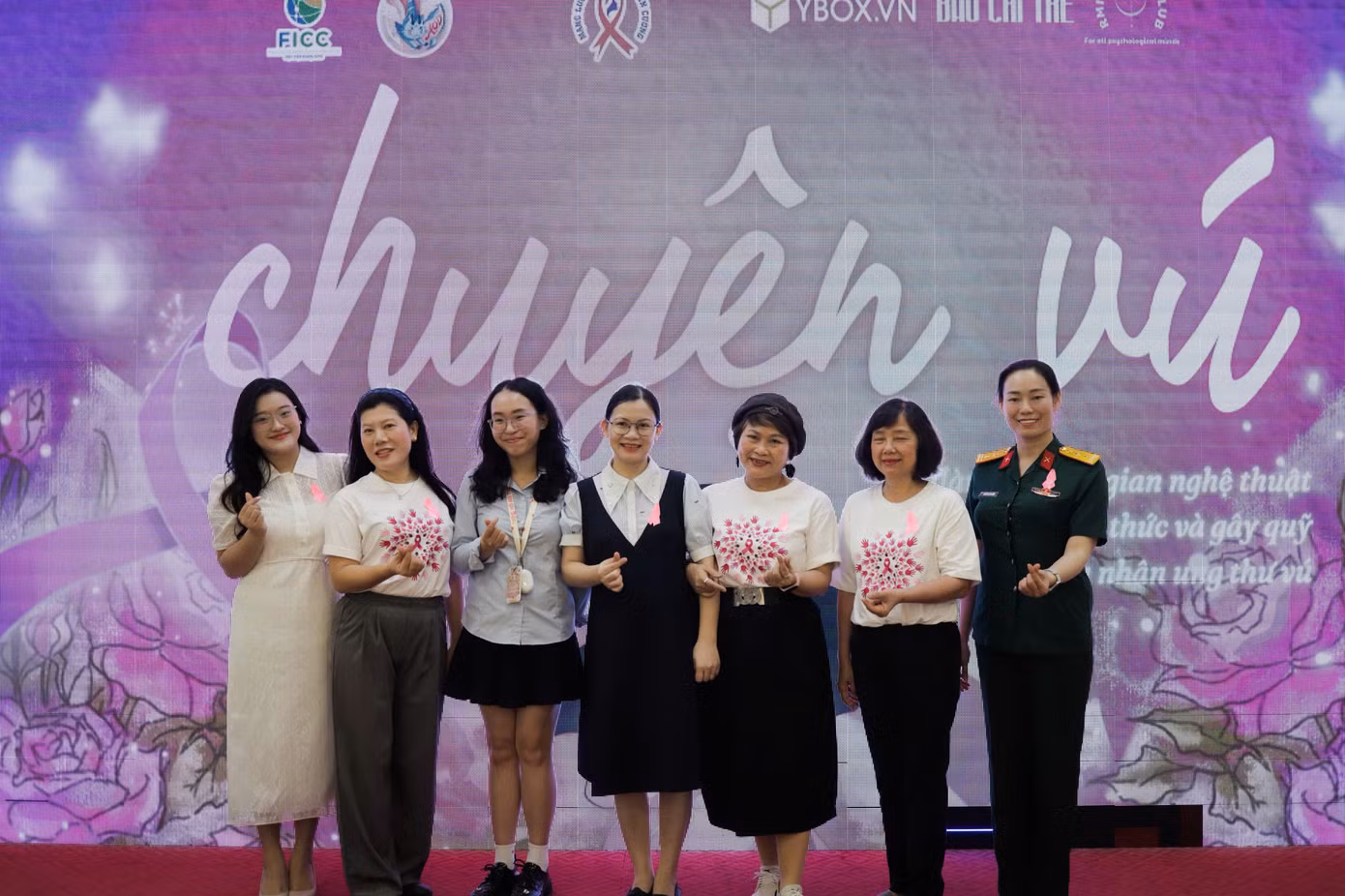 Ban Tổ chức chụp hình lưu niệm cùng các khách mời tại chương trình.