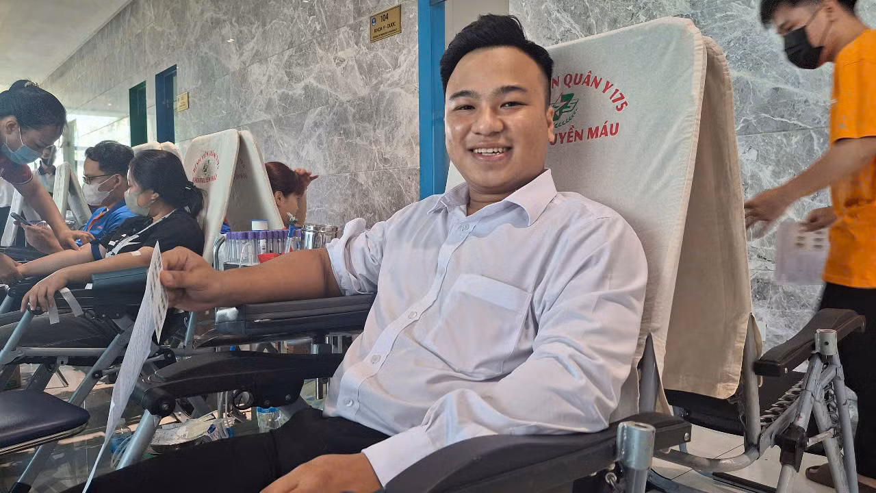 Anh Trần Thanh Nam tham gia hiến máu tại Ngày hội.