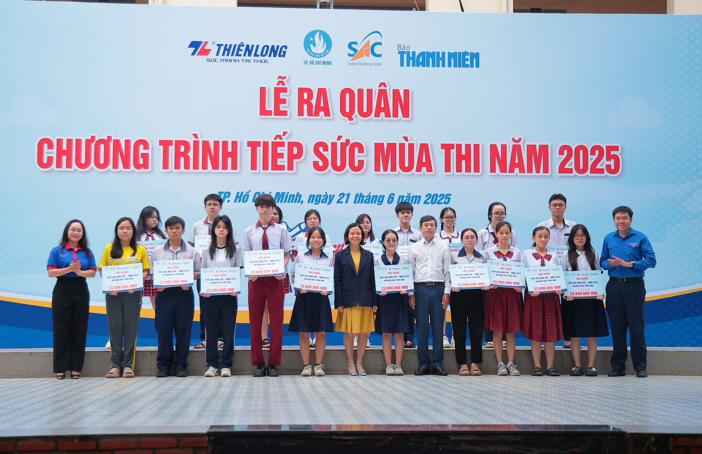 Những suất học bổng được trao tại chương trình Lễ ra quân chương trình 'Tiếp sức mùa thi' 2025. (Ảnh: TLTĐ) Những suất học bổng được trao tại chương trình Lễ ra quân chương trình 'Tiếp sức mùa thi' 2025. (Ảnh: TLTĐ)