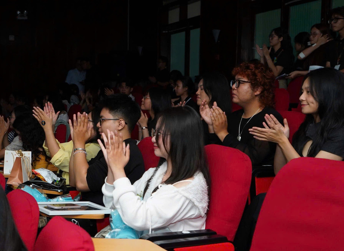 Tác phẩm Tạm lánh chạm đến trái tim khán giả tại đêm Chung kết – Trao giải Liên hoan phim sinh viên Nhân Văn, năm 2025. Tác phẩm Tạm lánh chạm đến trái tim khán giả tại đêm Chung kết – Trao giải Liên hoan phim sinh viên Nhân Văn, năm 2025.