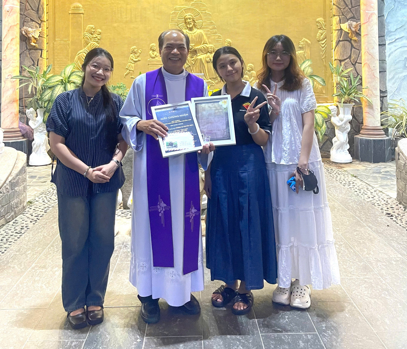 Ngay sau khi đoạt giải tại Liên hoan phim sinh viên Nhân Văn, các thành viên trong đoàn phim đã trở lại mái ấm tạm lánh Mai Tiến để gửi những phần quà nhỏ đến Cha Giuse Nguyễn Văn Tịch và các em nhỏ như lời tri ân và tiếp nối hành trình lan toả yêu thương. Ngay sau khi đoạt giải tại Liên hoan phim sinh viên Nhân Văn, các thành viên trong đoàn phim đã trở lại mái ấm tạm lánh Mai Tiến để gửi những phần quà nhỏ đến Cha Giuse Nguyễn Văn Tịch và các em nhỏ như lời tri ân và tiếp nối hành trình lan toả yêu thương.