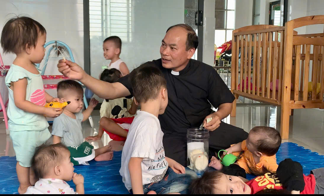 Cha Giuse Nguyễn Văn Tịch ân cần bên các em nhỏ tại mái ấm tạm lánh Mai Tiến (Đồng Nai). Cha Giuse Nguyễn Văn Tịch ân cần bên các em nhỏ tại mái ấm tạm lánh Mai Tiến (Đồng Nai).