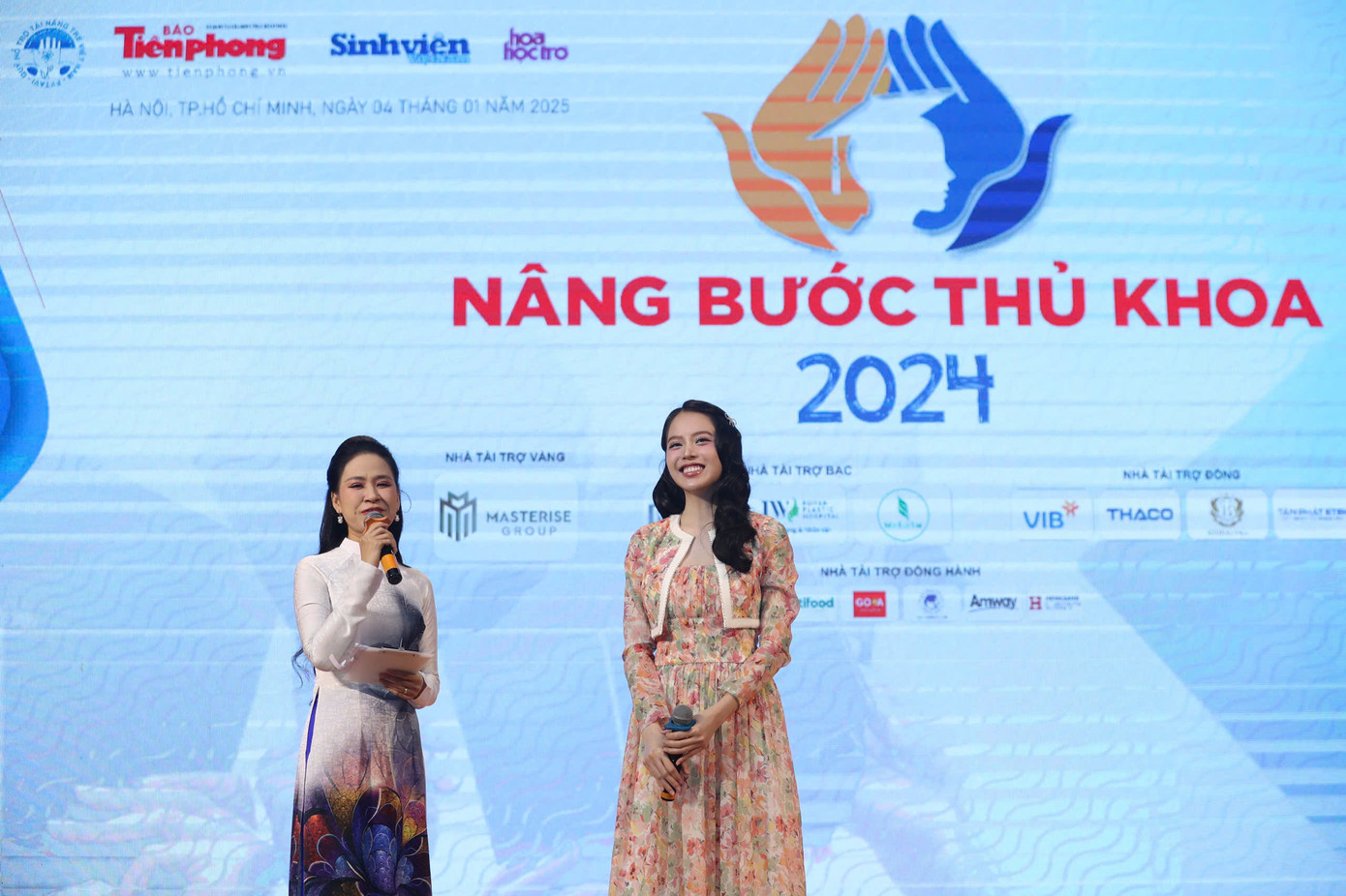 Hoa hậu Thanh Thủy đại diện bốc thăm trúng tuyển lượt đầu tiên. Hoa hậu Thanh Thủy đại diện bốc thăm trúng tuyển lượt đầu tiên.