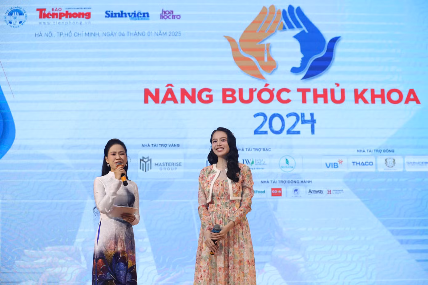 Hoa hậu Thanh Thủy đại diện bốc thăm trúng tuyển lượt đầu tiên.
