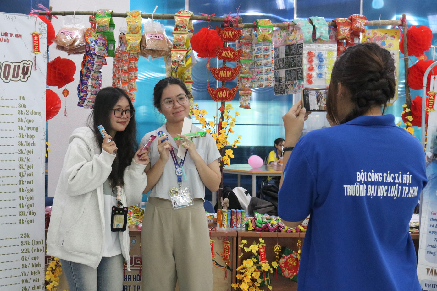 Một số gian hàng được trang trí sặc sỡ với hoa mai, tràng pháo, câu đối… mang không khí ngày Tết.