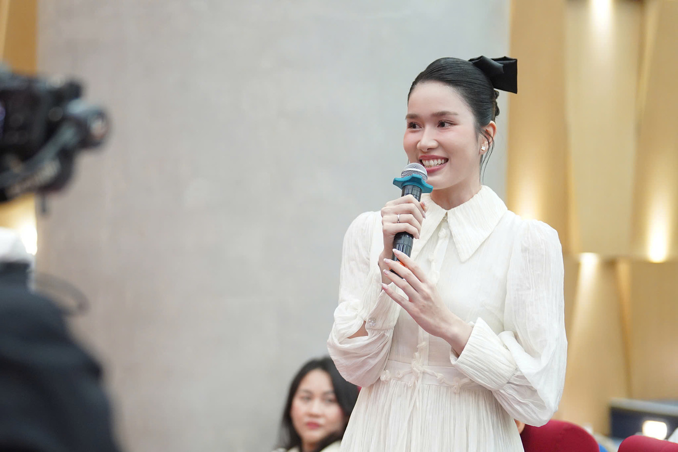 Á hậu Phương Anh giao lưu với các bạn sinh viên và đại diện bốc thăm trúng thưởng lượt 2. Á hậu Phương Anh giao lưu với các bạn sinh viên và đại diện bốc thăm trúng thưởng lượt 2.