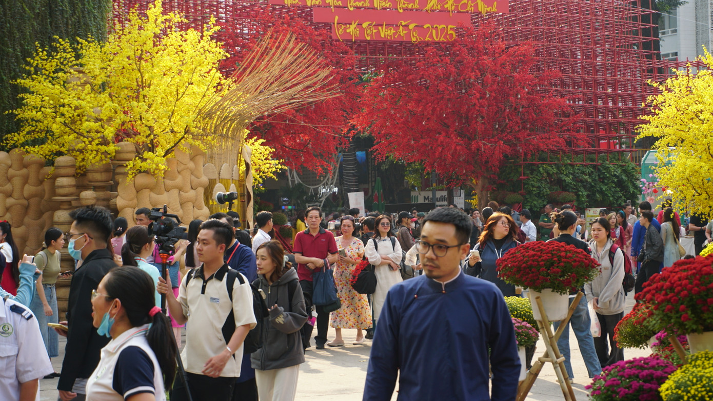 Không gian Lễ hội Tết Việt thu hút rất đông các bạn trẻ tham dự. Không gian Lễ hội Tết Việt thu hút rất đông các bạn trẻ tham dự.