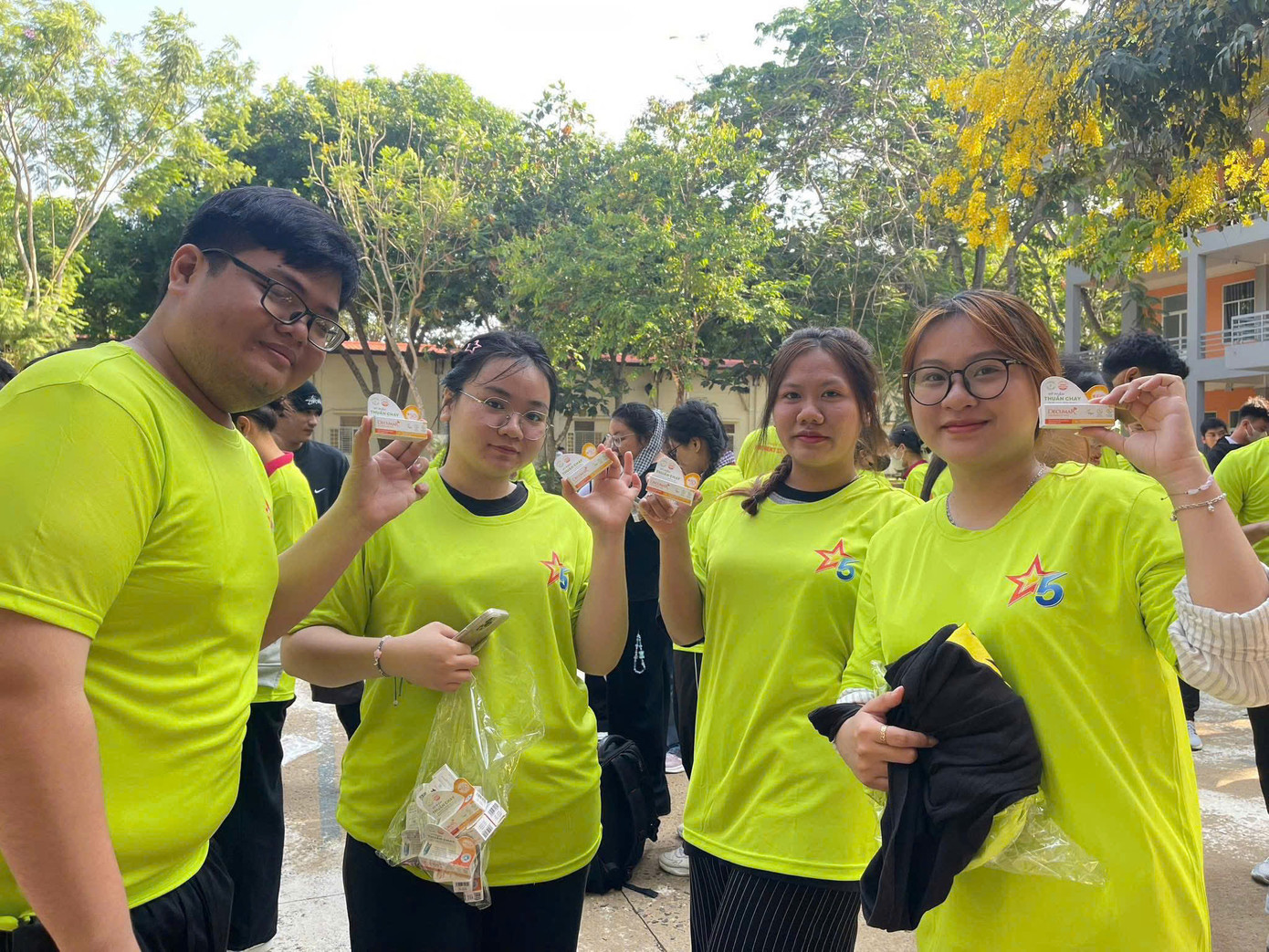 Ngọc Nhi (thứ hai, từ phải sang) tích cực tham gia các hoạt động Đoàn - Hội. Ngọc Nhi (thứ hai, từ phải sang) tích cực tham gia các hoạt động Đoàn - Hội.