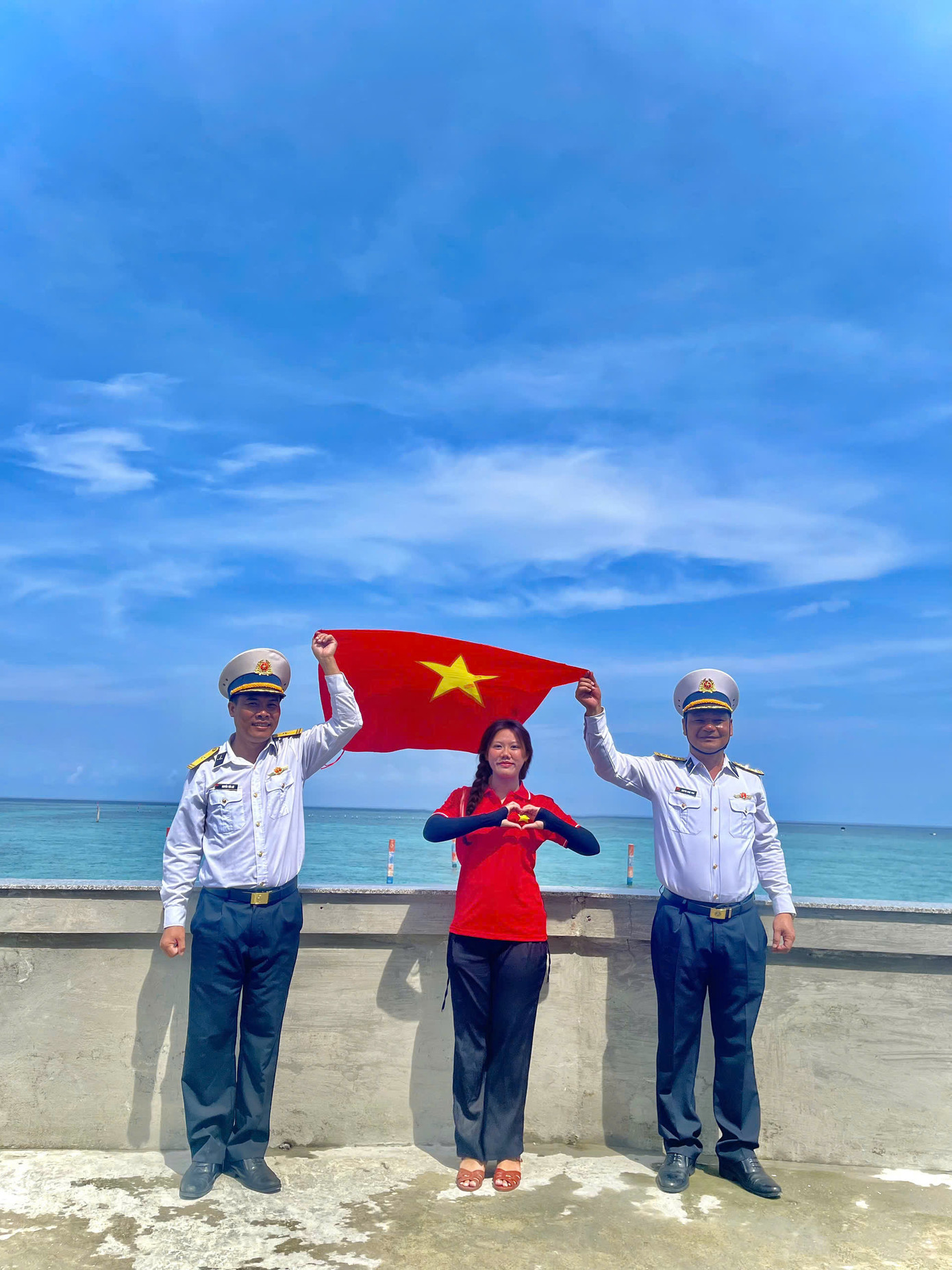 Ngọc Nhi vinh dự có chuyến đi trải nghiệm tại huyện đảo Trường Sa. Ngọc Nhi vinh dự có chuyến đi trải nghiệm tại huyện đảo Trường Sa.