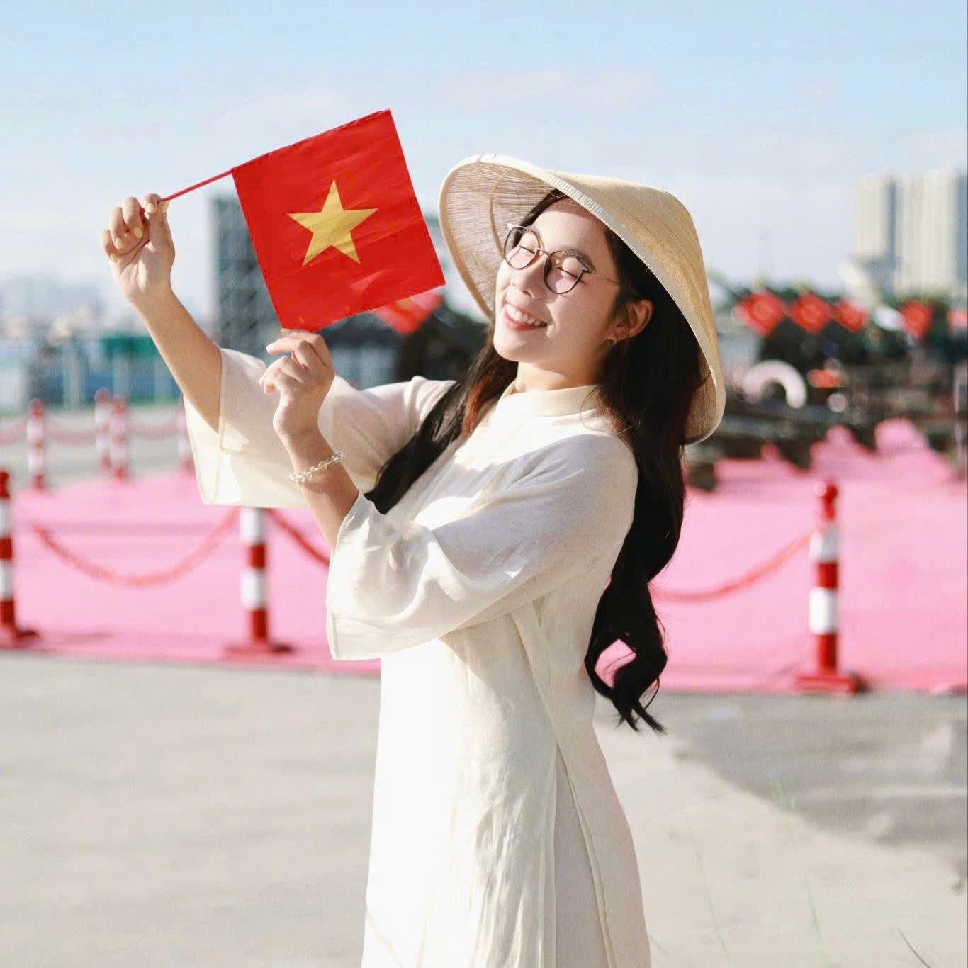 Thùy Linh chọn ảnh đại diện Facebook diện áo dài trắng, đội nón lá, tay cầm cờ đỏ sao vàng chụp ảnh cùng dàn pháo lễ tại bến Bạch Đằng (Q. 1, TP. HCM) (Ảnh: 'Linh thích chụp ảnh') Thùy Linh chọn ảnh đại diện Facebook diện áo dài trắng, đội nón lá, tay cầm cờ đỏ sao vàng chụp ảnh cùng dàn pháo lễ tại bến Bạch Đằng (Q. 1, TP. HCM) (Ảnh: 'Linh thích chụp ảnh')