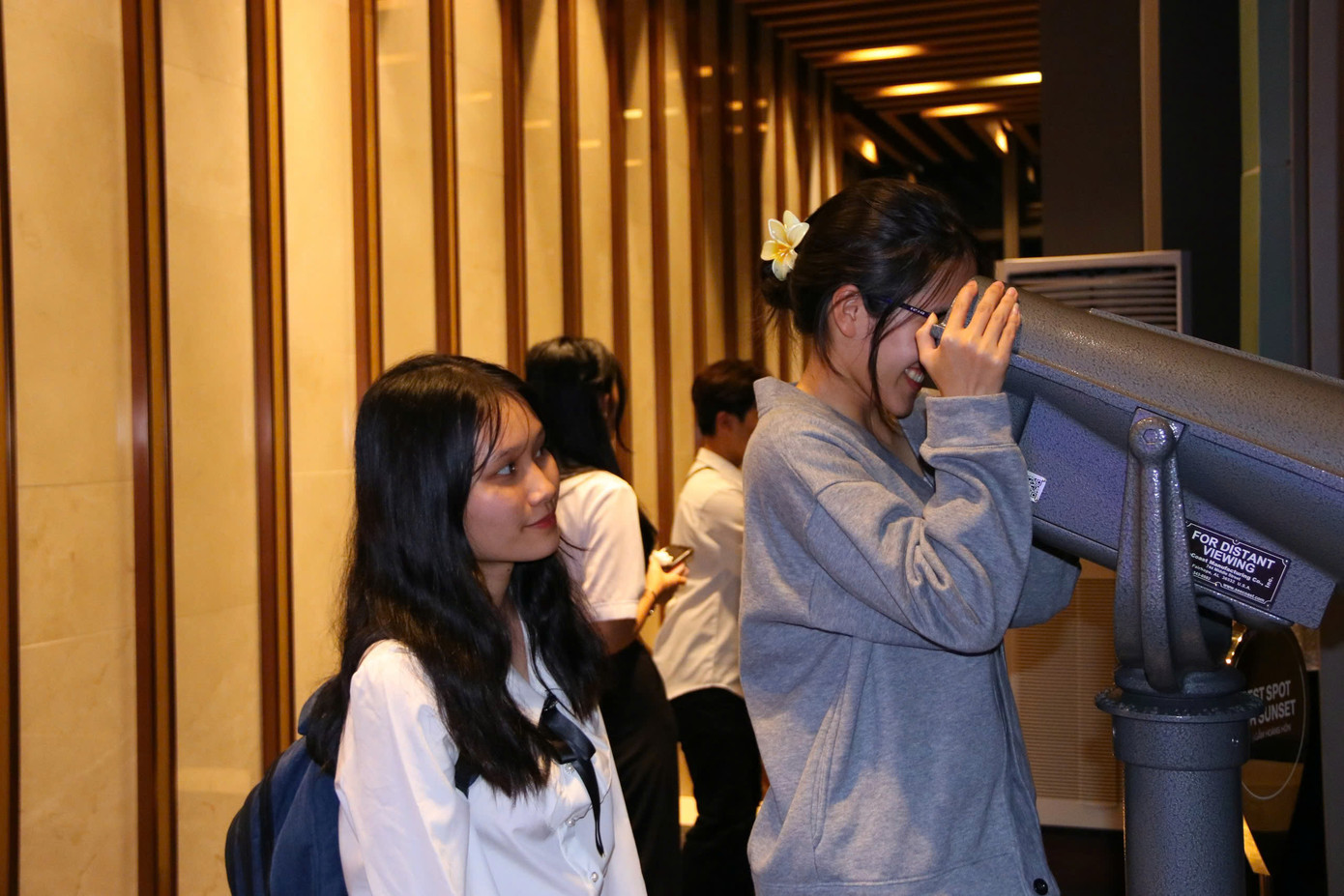 Các bạn hào hứng với hoạt động khi được ngắm nhìn thành phố từ trên cao. (Ảnh: Duy Anh)