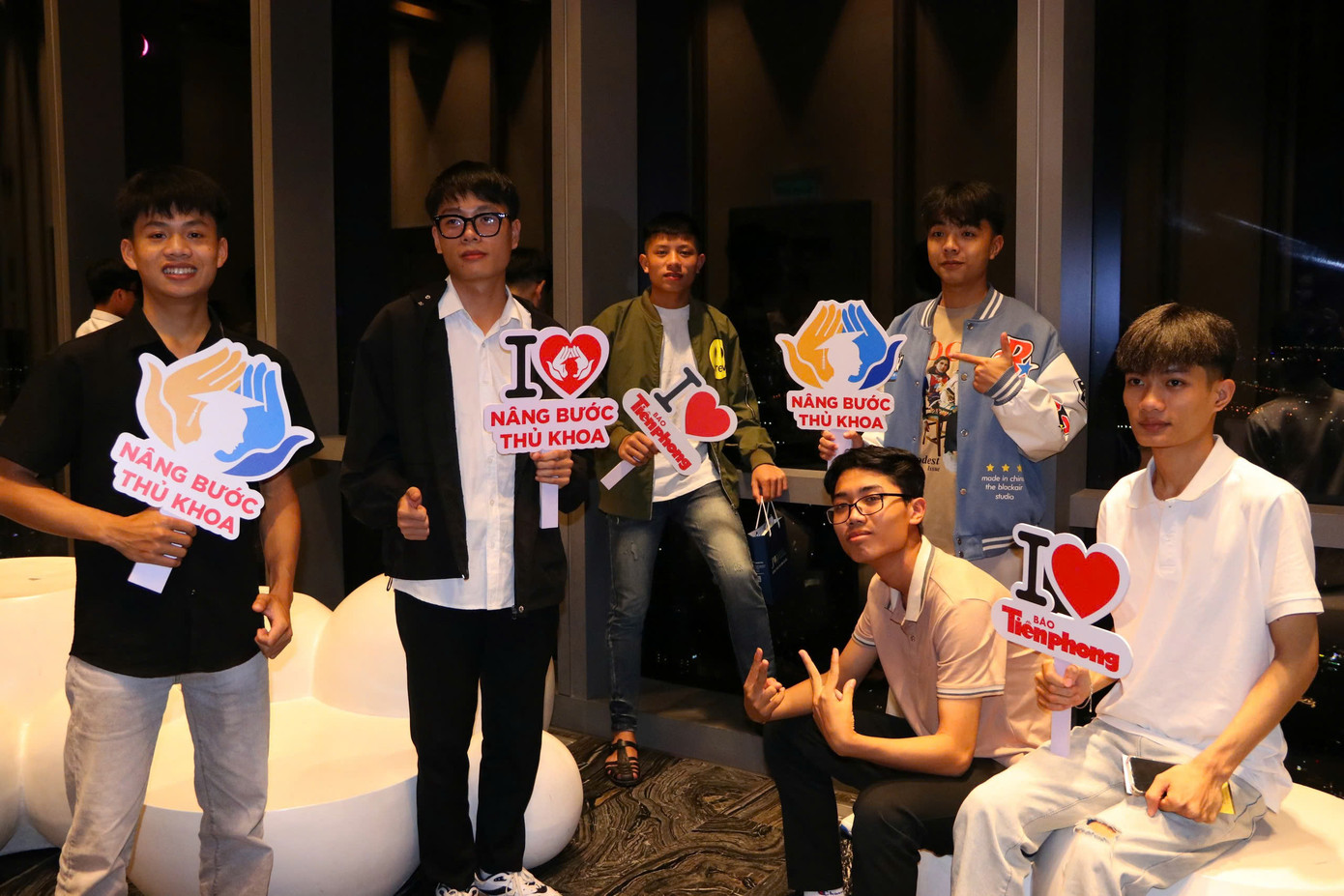 Sau bữa tối, các bạn được trải nghiệm ngắm nhìn khung cảnh thành phố tại tầng 79 Landmark 81. (Ảnh: Duy Anh)