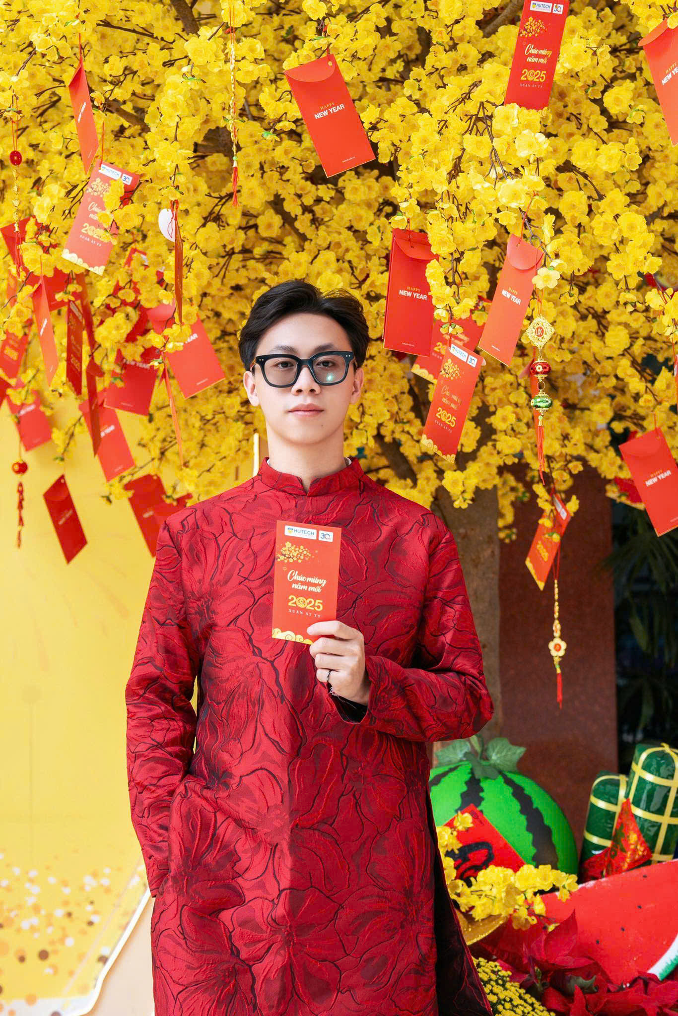 Anh Huy (24 tuổi) với chiếc áo dài đỏ, tự tin có cho mình một bộ ảnh Tết trước không gian chụp ảnh đầu tư kỹ lưỡng của trường.