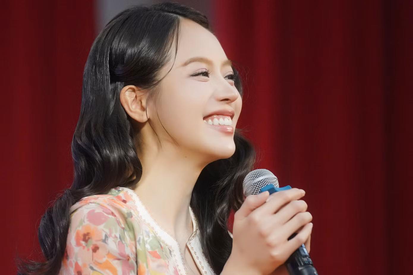 Hoa hậu Thanh Thủy giao lưu với các bạn sinh viên.