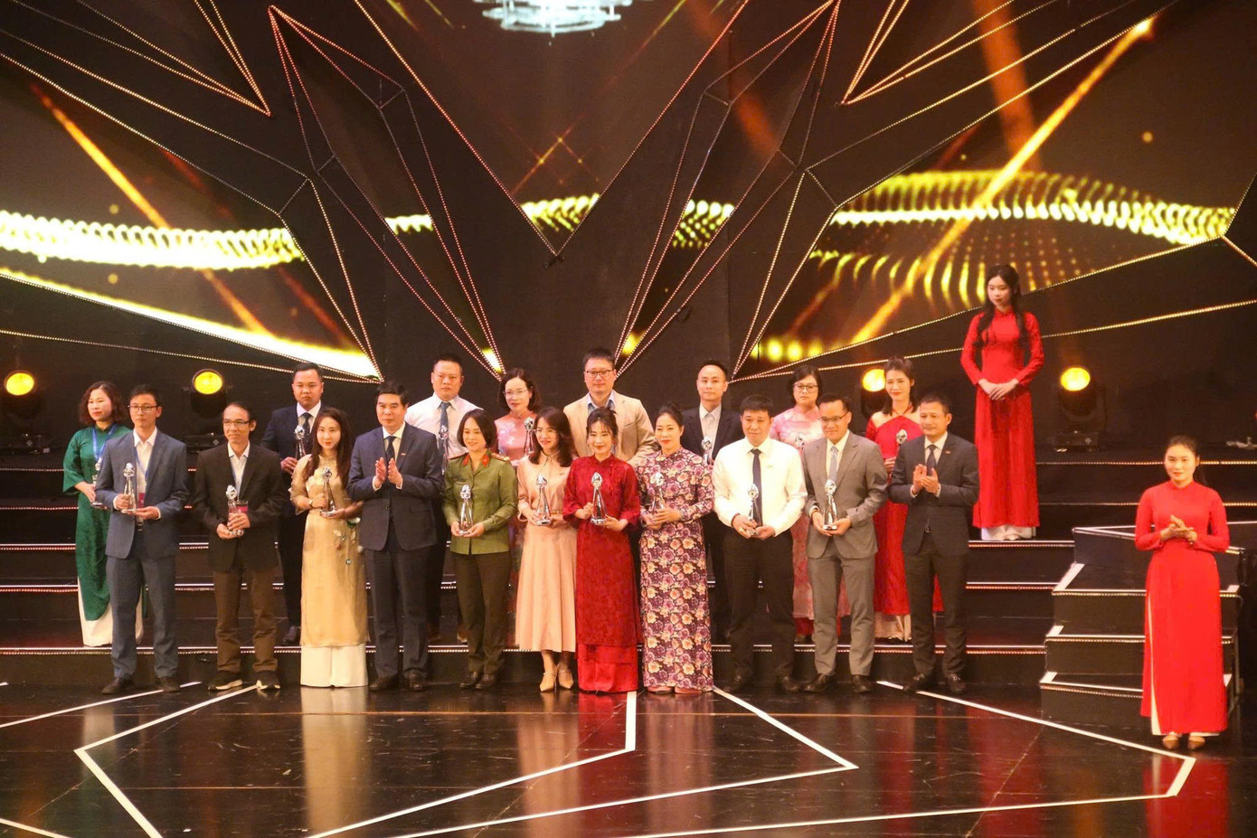 Nhóm vinh dự và tự hào khi được tham dự sân chơi chuyên nghiệp.