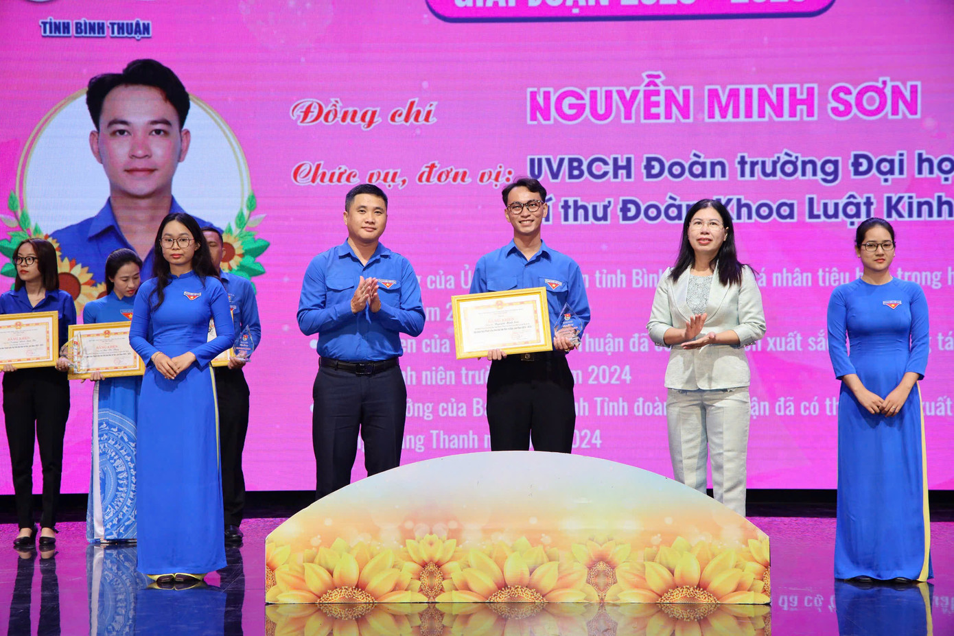 Những cống hiến vì cộng đồng đã giúp Nguyễn Minh Sơn nhận Giải thưởng 'Sao Tháng Giêng' và nhiều lần được Tỉnh Đoàn Bình Thuận vinh danh. Những cống hiến vì cộng đồng đã giúp Nguyễn Minh Sơn nhận Giải thưởng 'Sao Tháng Giêng' và nhiều lần được Tỉnh Đoàn Bình Thuận vinh danh.