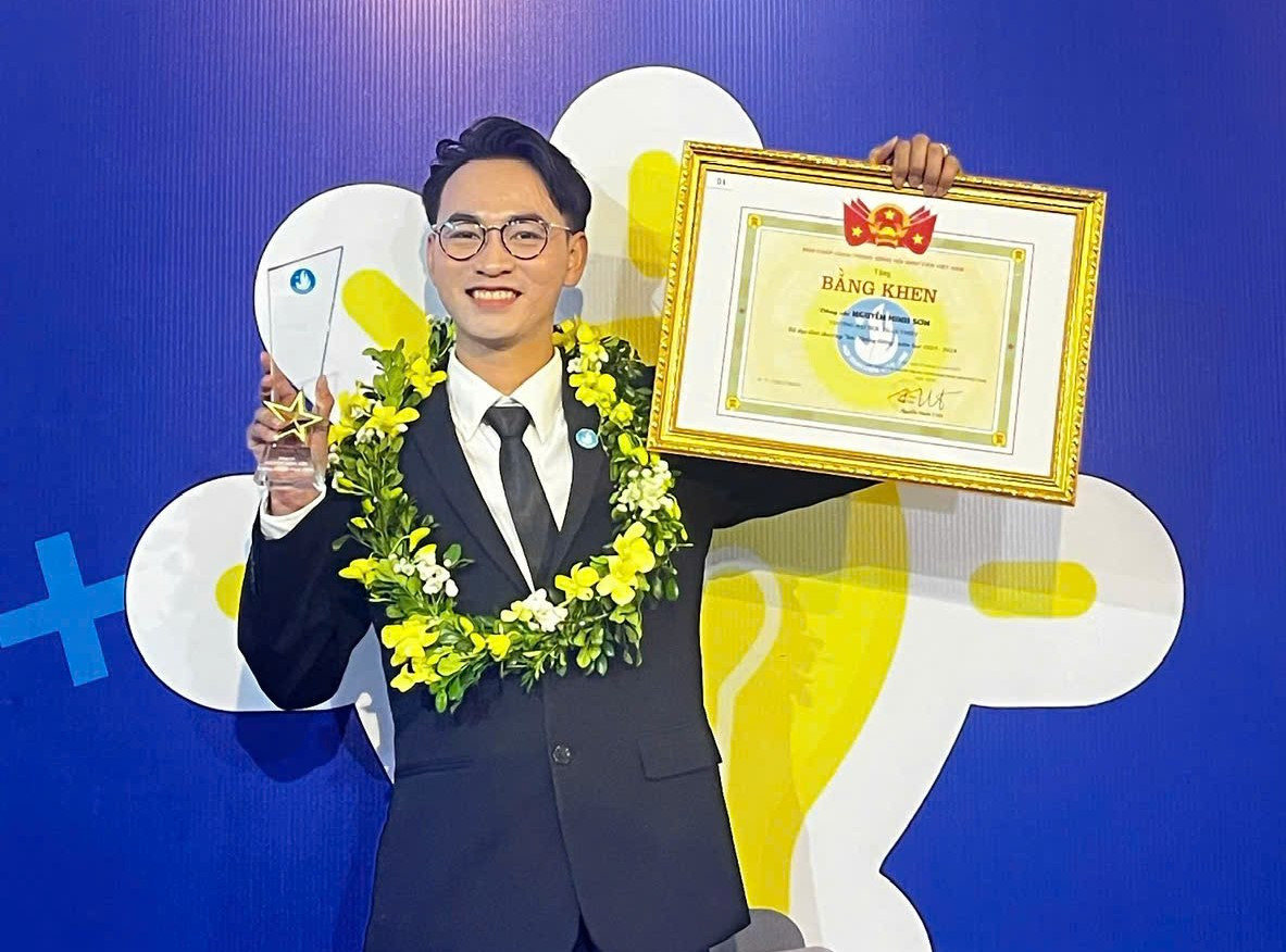 Sơn vinh dự còn đạt danh hiệu “Sinh viên 5 tốt” cấp tỉnh. Sơn vinh dự còn đạt danh hiệu “Sinh viên 5 tốt” cấp tỉnh.