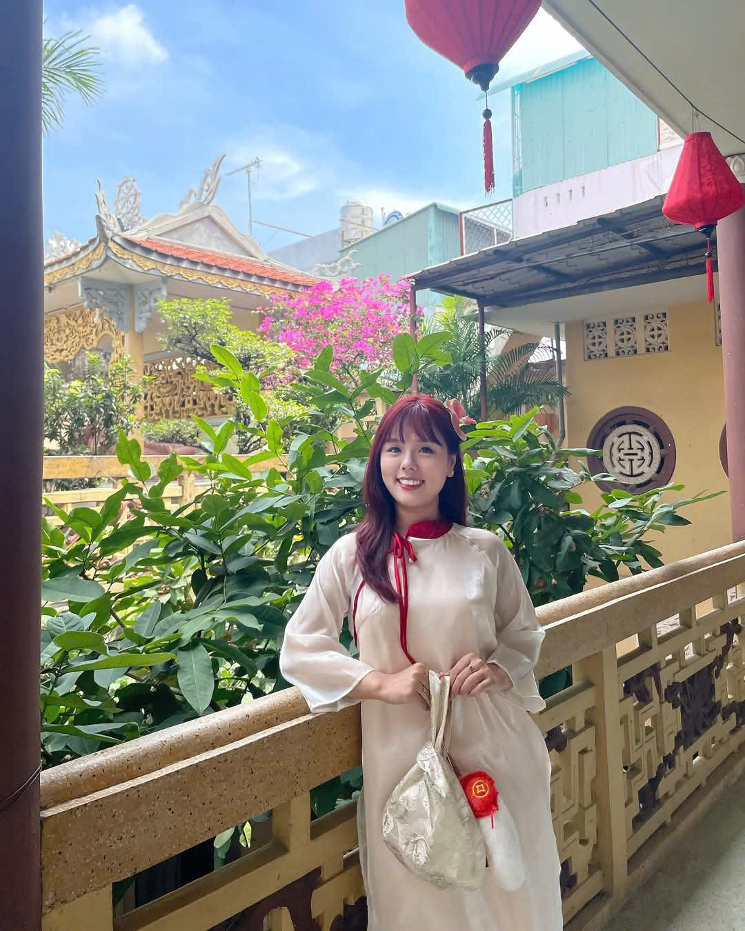 Nhiều bạn trẻ lựa chọn áo dài truyền thống, trang phục kín đáo, nhã nhặn khi đến chùa. Đây không chỉ thể hiện sự tôn trọng nơi linh thiêng mà còn giúp tạo nên những khoảnh khắc đẹp trong ngày đầu năm.