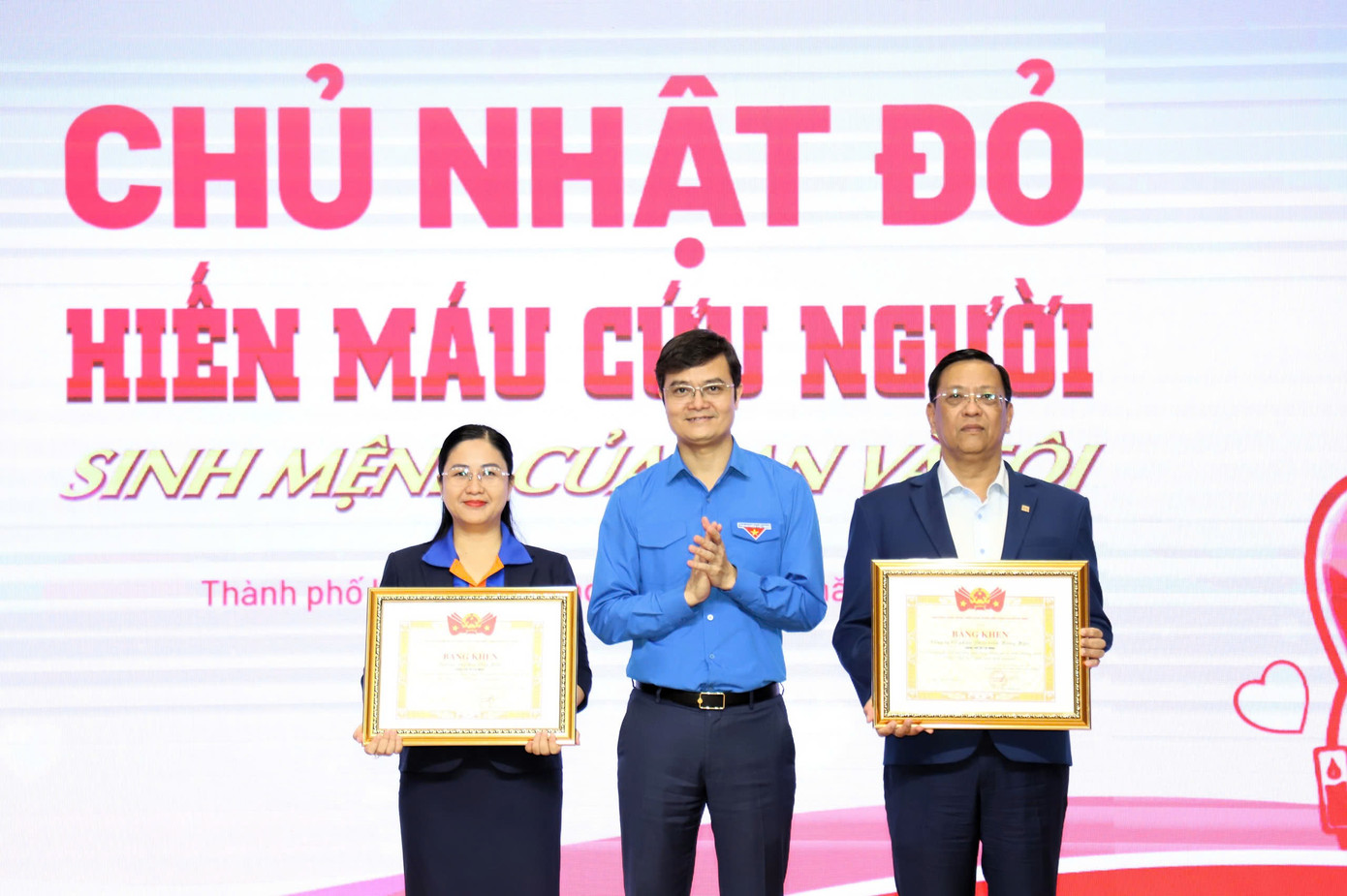 Bí thư thứ nhất T.Ư Đoàn Bùi Quang Huy trao Bằng khen của BCH T.Ư Đoàn khen thưởng trường ĐH Văn Hiến và Công ty CP Phát triển Hùng Hậu vì có thành tích xuất sắc trong việc tổ chức chương trình 'Chủ nhật Đỏ'.