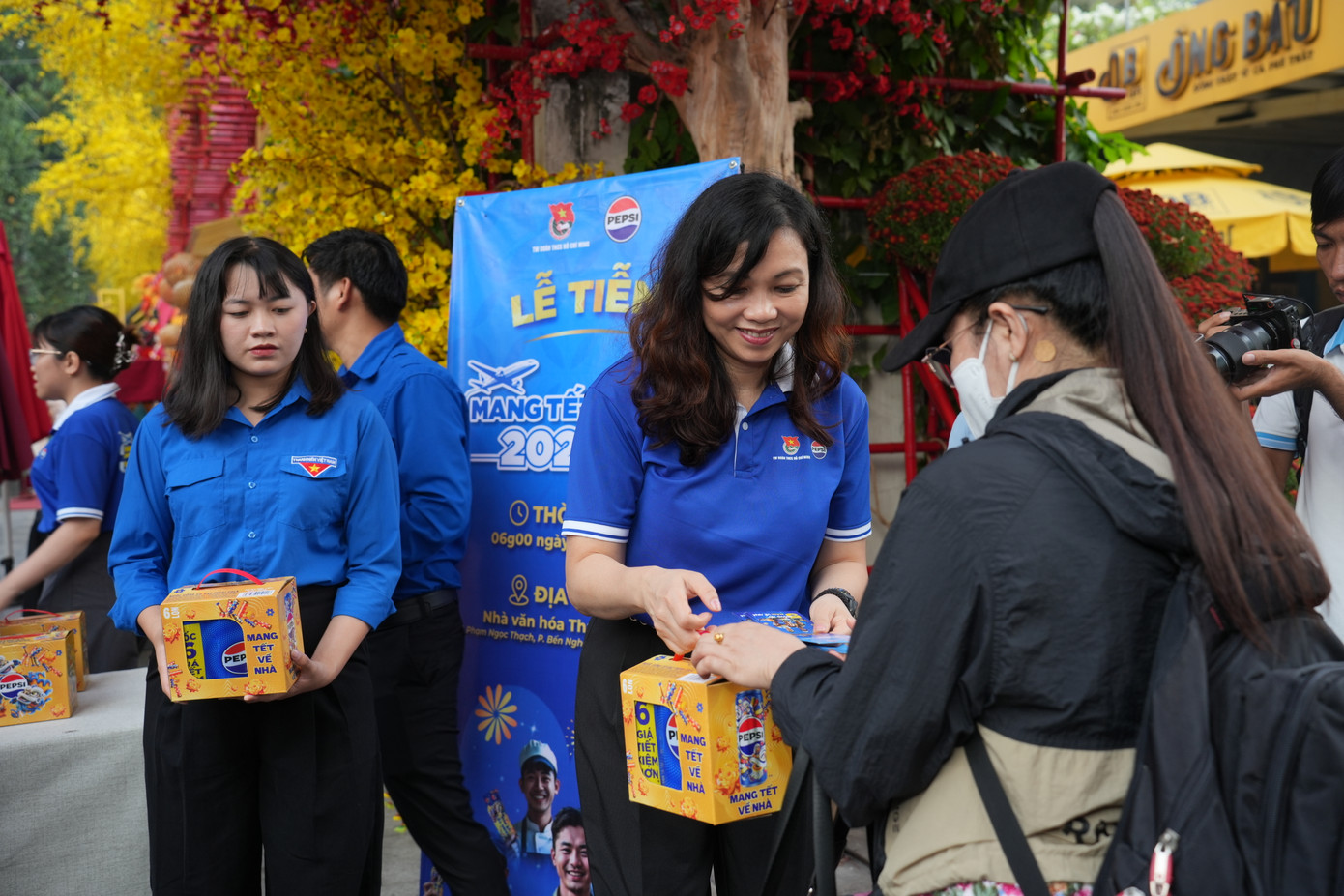 Sinh viên hân hoan nhận quà Tết từ Ban Tổ chức chương trình.