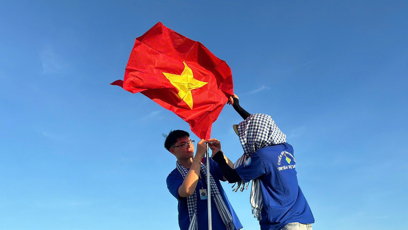 Các chiến sĩ tình nguyện thực hiện “Tuyến đường cờ Tổ quốc” trên đảo. (Ảnh: TLTĐ) Các chiến sĩ tình nguyện thực hiện “Tuyến đường cờ Tổ quốc” trên đảo. (Ảnh: TLTĐ)