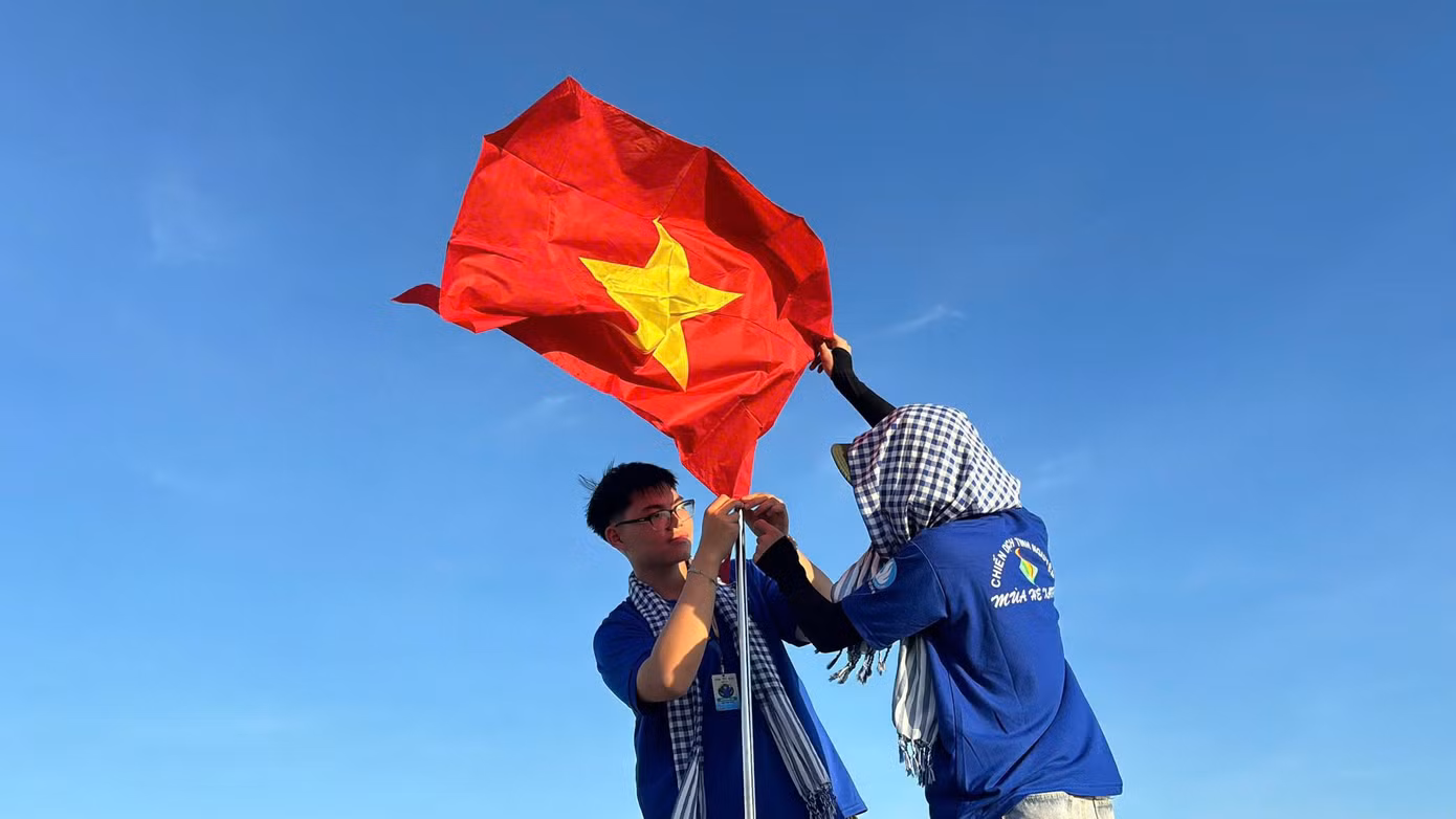Các chiến sĩ tình nguyện thực hiện “Tuyến đường cờ Tổ quốc” trên đảo. (Ảnh: TLTĐ)