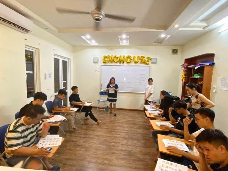 Thông qua việc thực hành trò chuyện, sinh hoạt và dùng bữa cùng người nước ngoài, học viên sẽ dần nâng cao phản xạ, tăng sự tự tin trong giao tiếp.
