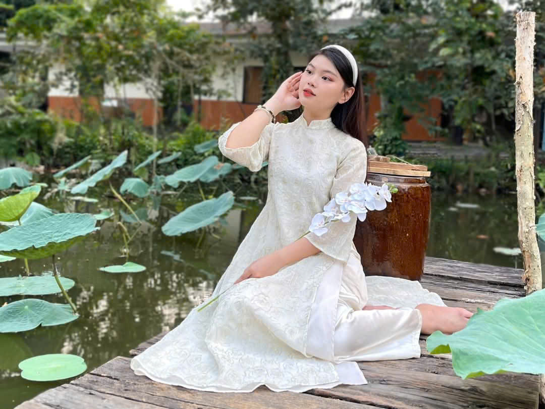 “Để có bộ hình chất lượng, mình đã thuê trọn gói make-up và chụp ảnh từ các bạn trẻ freelancer chỉ với 800.000 đồng. Với đảm bảo chụp khi nào có hình đẹp mới về từ các bạn, mình rất ưng ý vào dịch vụ ngày càng hiện đại này”, Ngọc Kim Anh (22 tuổi, trường ĐH Công nghệ TP. HCM) bày tỏ. “Để có bộ hình chất lượng, mình đã thuê trọn gói make-up và chụp ảnh từ các bạn trẻ freelancer chỉ với 800.000 đồng. Với đảm bảo chụp khi nào có hình đẹp mới về từ các bạn, mình rất ưng ý vào dịch vụ ngày càng hiện đại này”, Ngọc Kim Anh (22 tuổi, trường ĐH Công nghệ TP. HCM) bày tỏ.