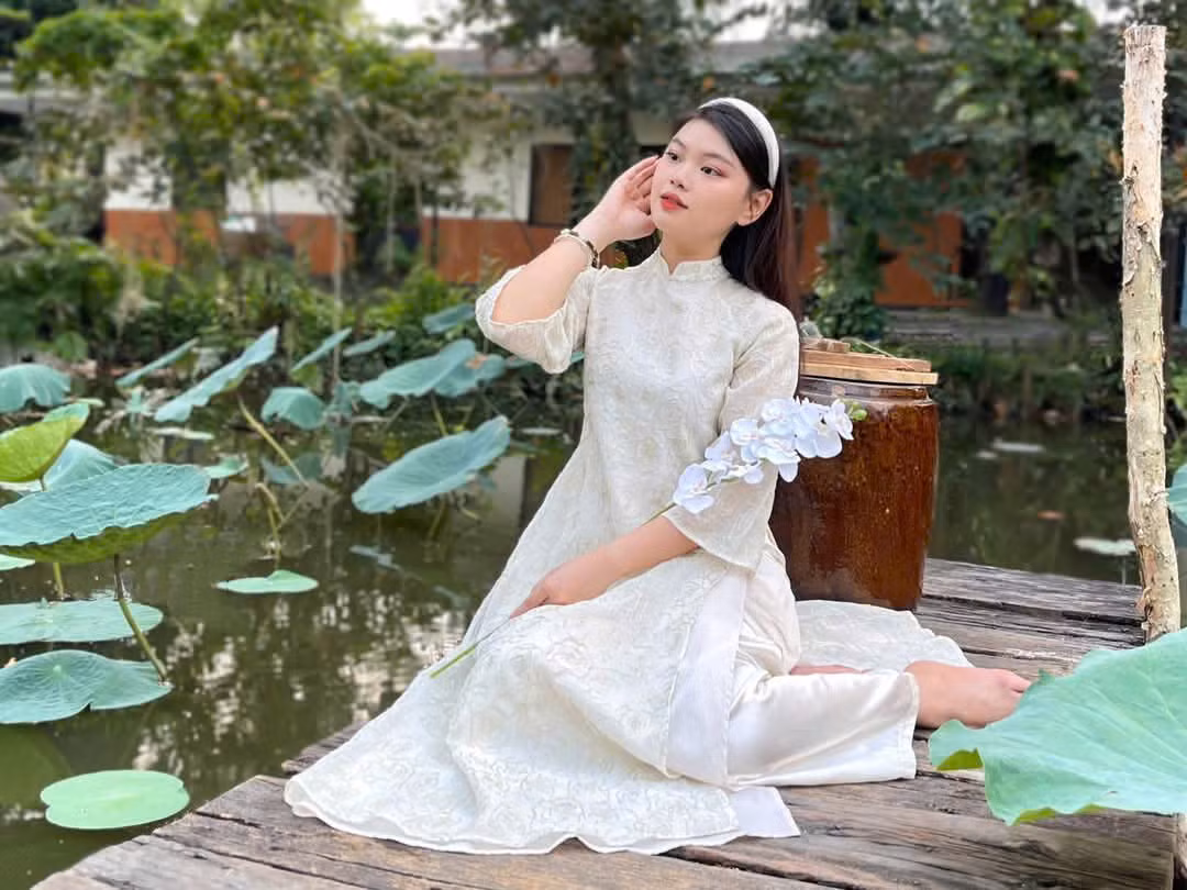 “Để có bộ hình chất lượng, mình đã thuê trọn gói make-up và chụp ảnh từ các bạn trẻ freelancer chỉ với 800.000 đồng. Với đảm bảo chụp khi nào có hình đẹp mới về từ các bạn, mình rất ưng ý vào dịch vụ ngày càng hiện đại này”, Ngọc Kim Anh (22 tuổi, trường ĐH Công nghệ TP. HCM) bày tỏ.