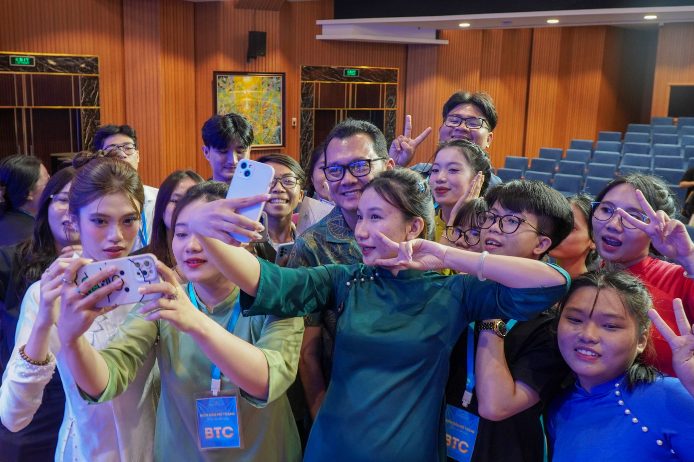 NSƯT Hữu Châu chụp ảnh cùng các sinh viên tại chương trình. NSƯT Hữu Châu chụp ảnh cùng các sinh viên tại chương trình.