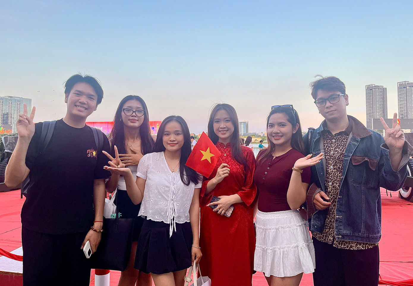 Nhóm bạn trẻ tranh thủ dịp cuối tuần check-in bên dàn pháo lễ. Nhóm bạn trẻ tranh thủ dịp cuối tuần check-in bên dàn pháo lễ.