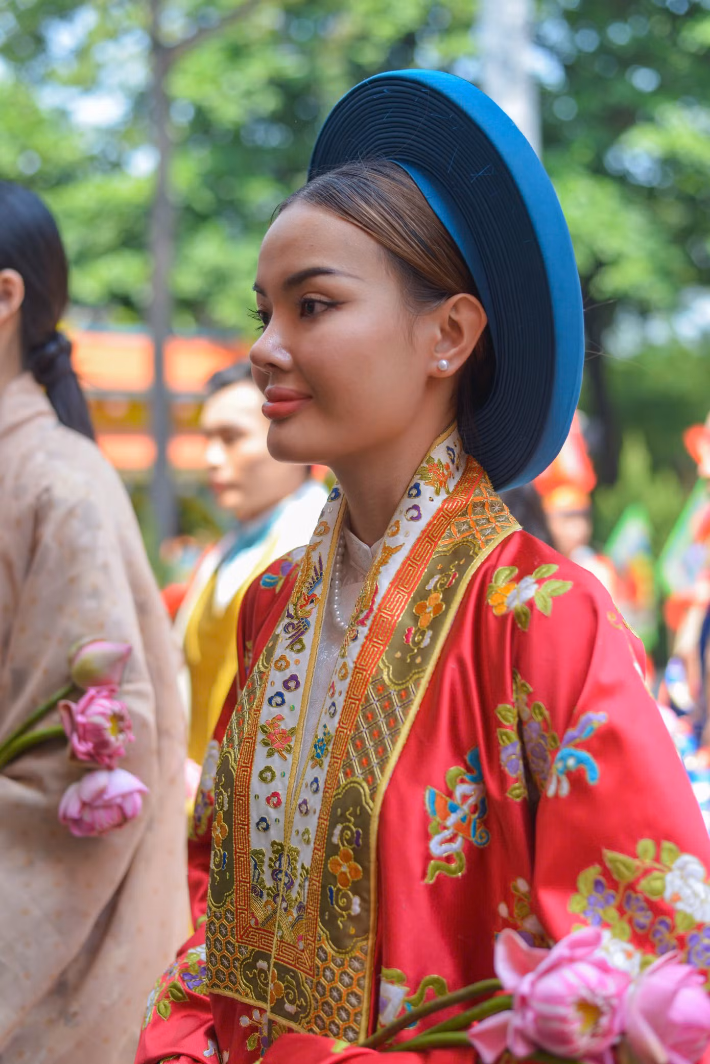 Nguyễn Thanh Thanh (Á Hậu 2, Hoa hậu Văn hóa Hữu nghị Quốc tế 2025) có mặt tại sự kiện để tham gia đồng diễn Việt phục.