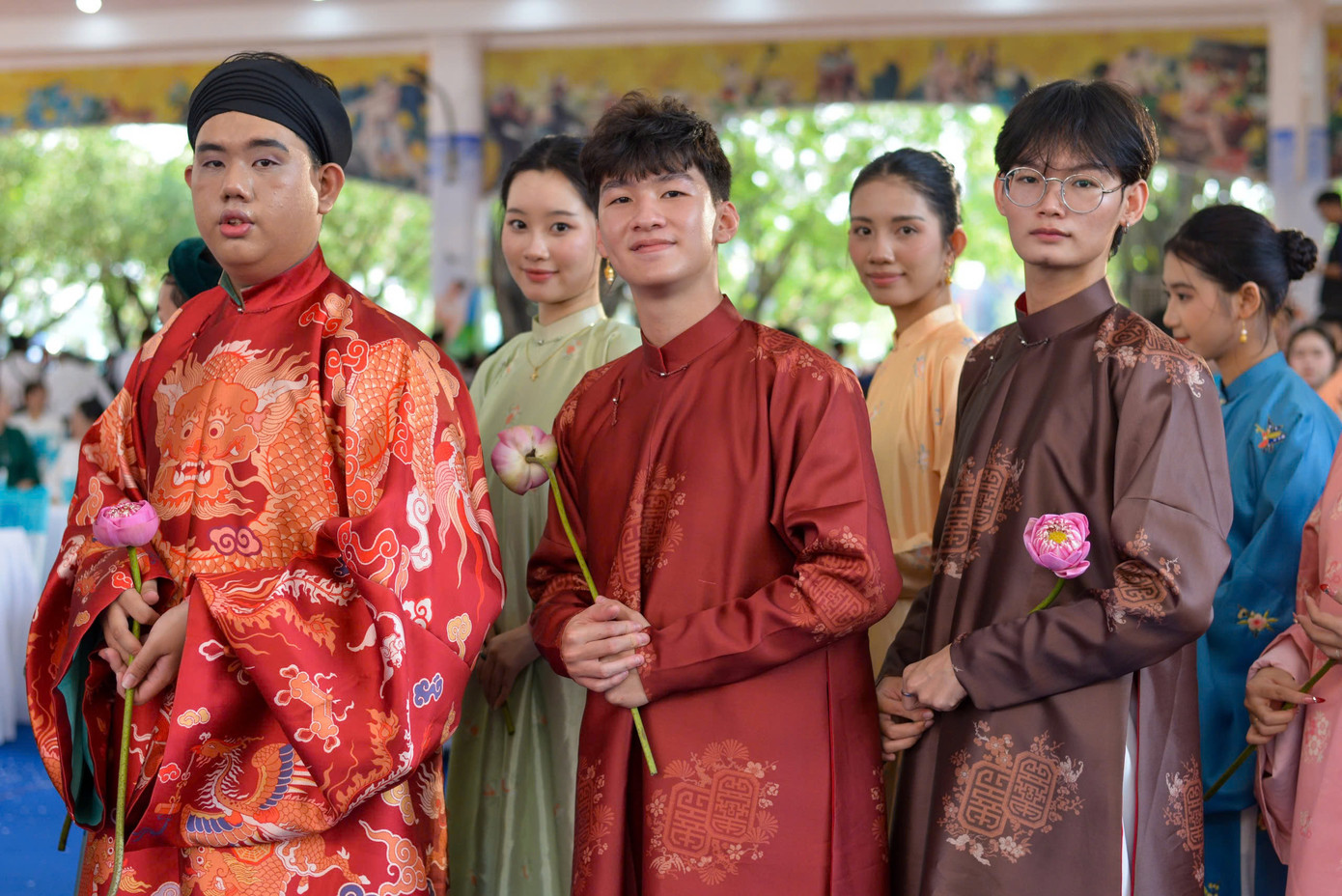 Bạn trẻ trong trang phục truyền thống tham gia sự kiện.