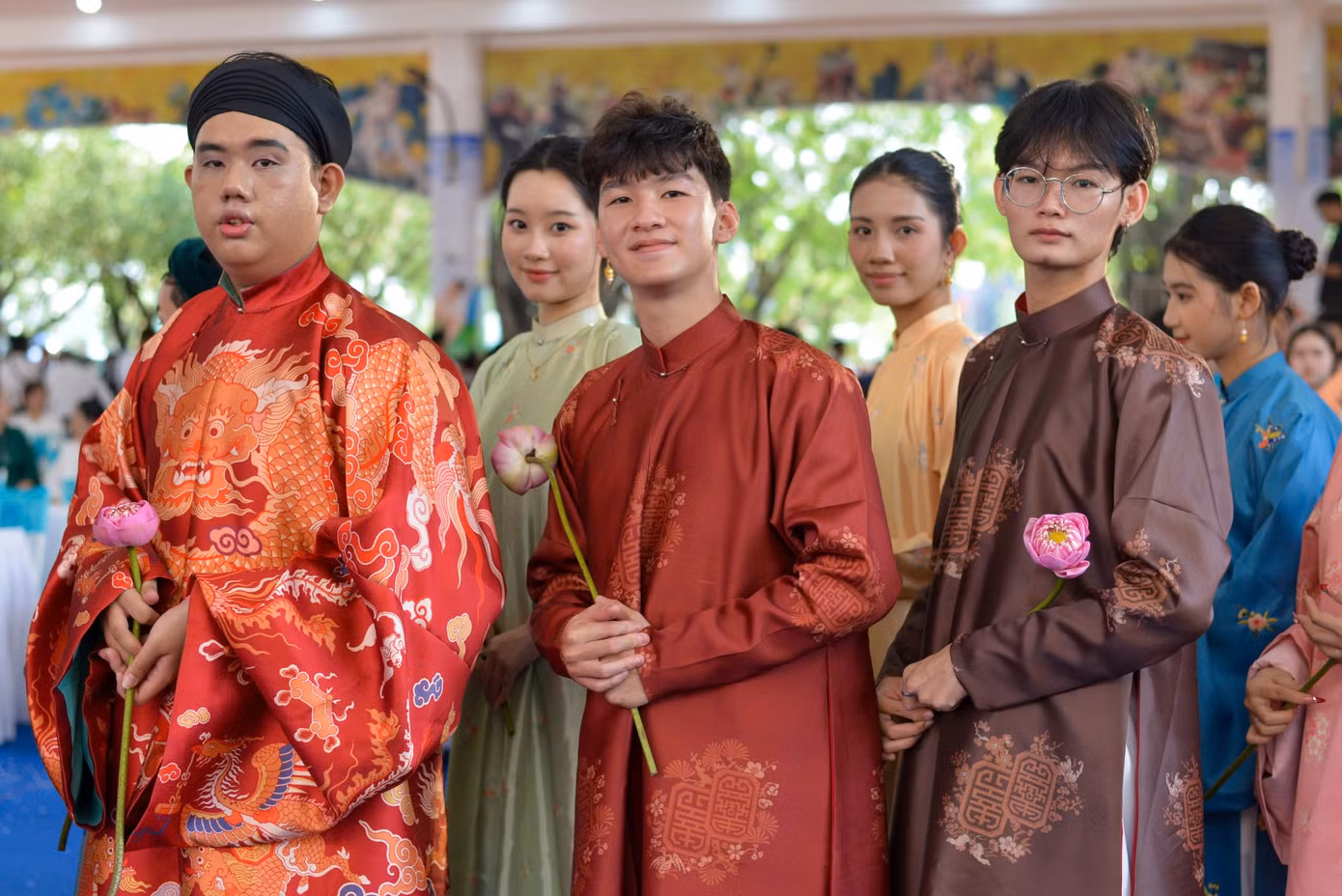 Bạn trẻ trong trang phục truyền thống tham gia sự kiện.