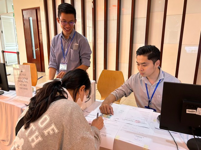 Thí sinh làm thủ tục dự thi Kỳ thi Đánh giá năng lực do ĐHQG TP. HCM tổ chức. Thí sinh làm thủ tục dự thi Kỳ thi Đánh giá năng lực do ĐHQG TP. HCM tổ chức.