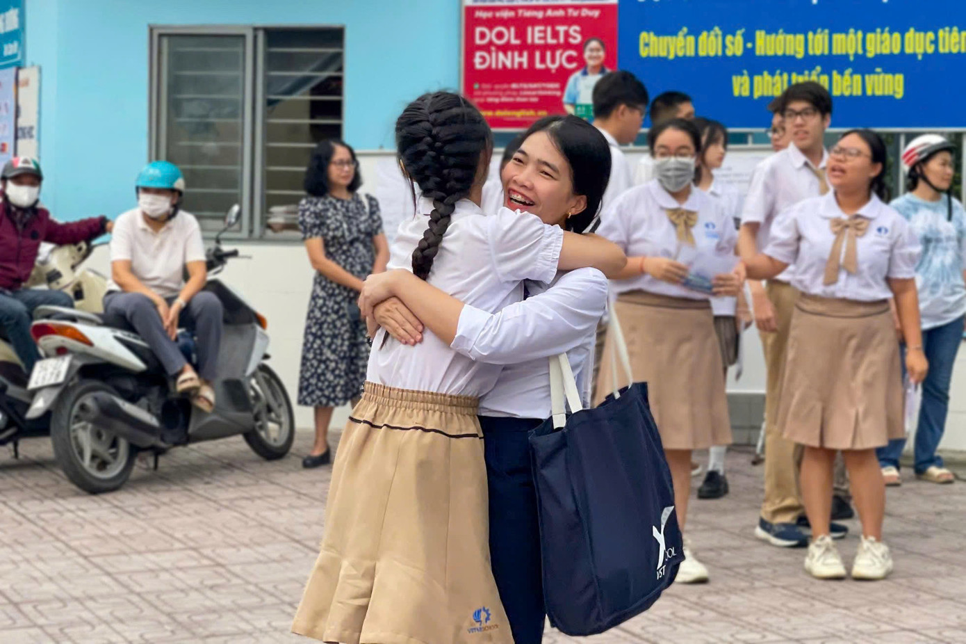 Ghi nhận tại điểm trường THPT Trần Phú (Q. Tân Phú) những chiếc quạt, báo giấy... đều được các bạn sinh viên tình nguyện chương trình 'Tiếp sức mùa thi' chuẩn bị chu đáo gửi tận tay phụ huynh đang đứng chờ thí sinh bên ngoài cổng trường.