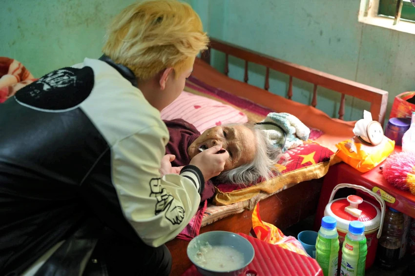 Nguyễn Hữu Long, thành viên CLB BinhSonNet, chăm sóc cho cụ bà hơn 95 tuổi trong dịp Tết Nguyên đán 2023.