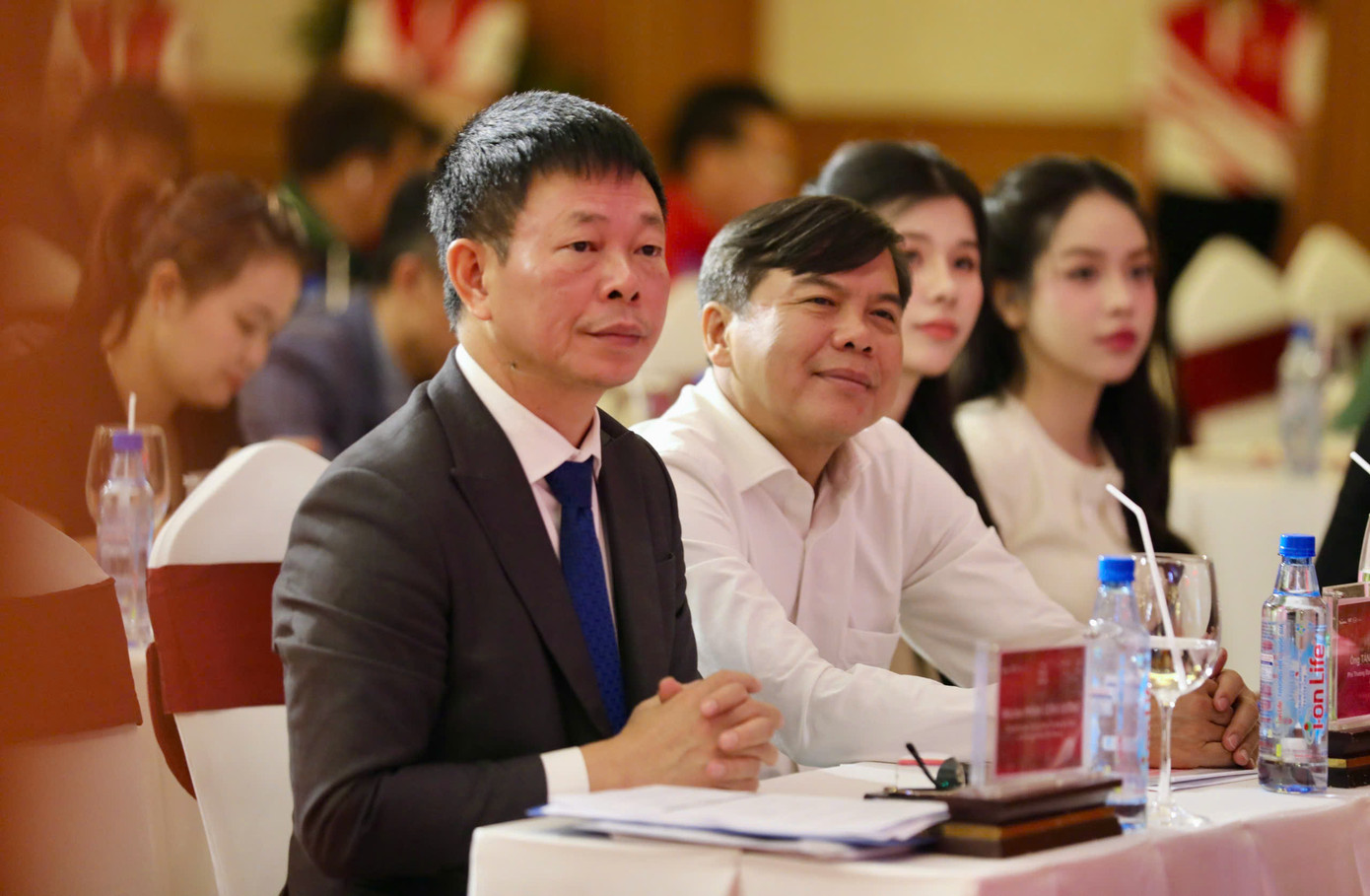 Các đại biểu tham dự buổi họp báo.