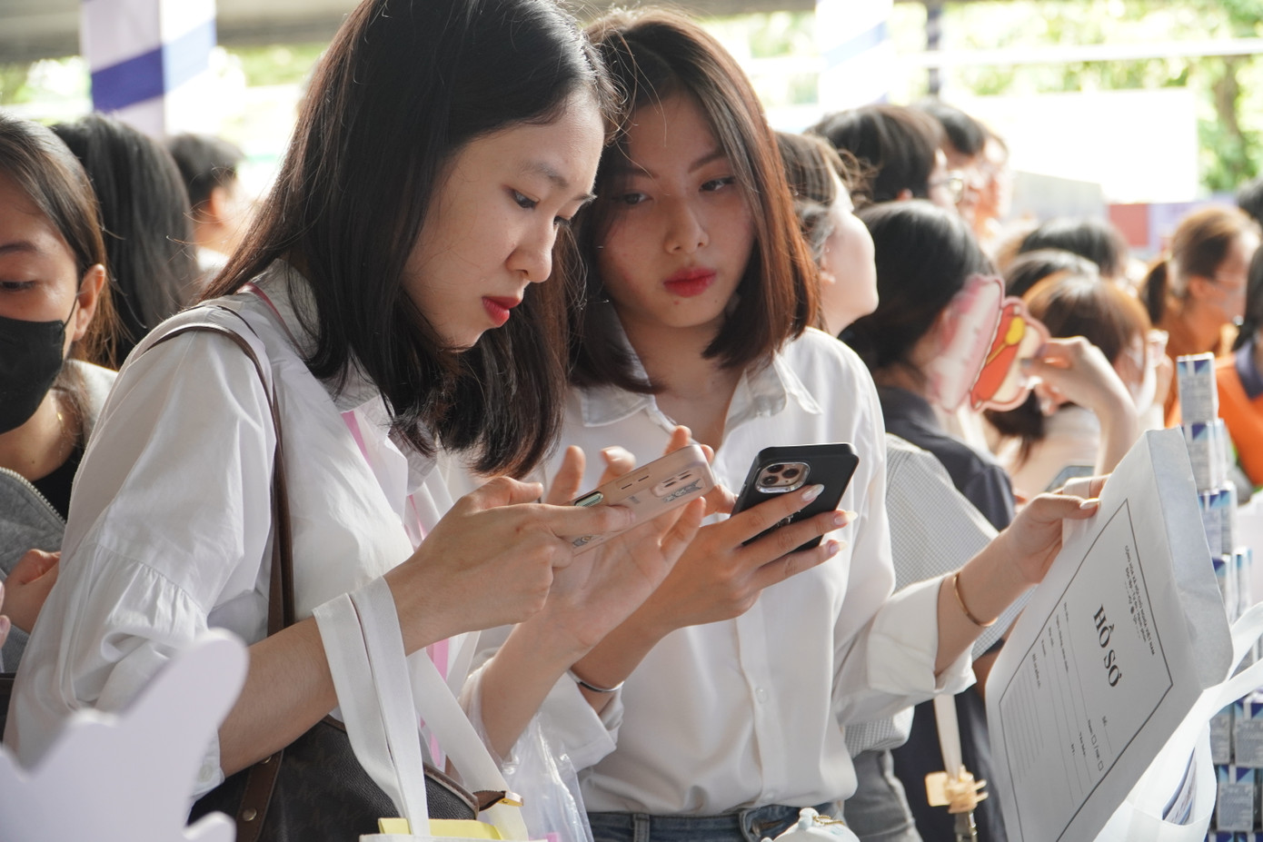 Sinh viên nộp hồ sơ xin việc tại Ngày hội.