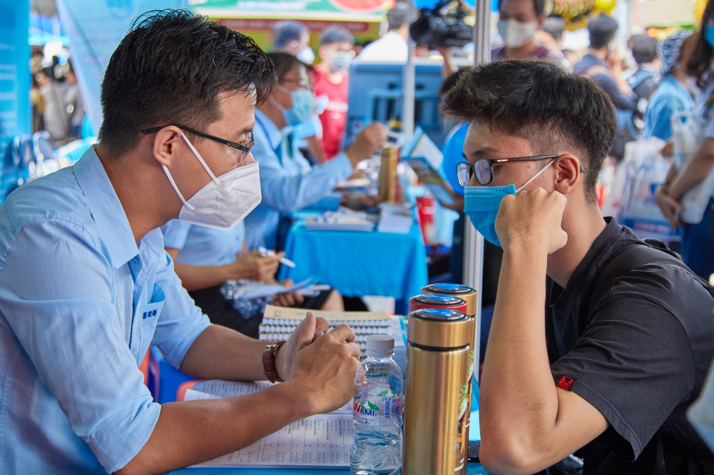 Thí sinh tìm hiểu về kỳ thi đánh giá đầu vào đại học trên máy tính năm 2025 do trường ĐH Sài Gòn tổ chức.