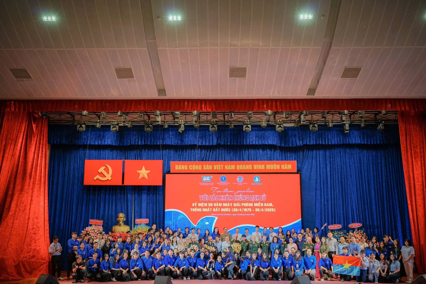 Các bạn sinh viên chụp ảnh cùng các nhân chứng lịch sử. (Ảnh: NTCC) Các bạn sinh viên chụp ảnh cùng các nhân chứng lịch sử. (Ảnh: NTCC)