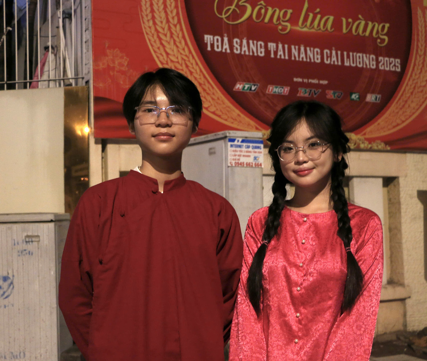 Hai bạn trẻ có mặt từ sớm đi xem Tổng duyệt.